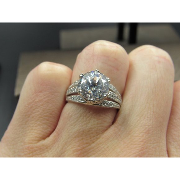 Size 7 Sterling Silver Gorgeous Round Cubic Zirconia With Accents Band Ring - Picture 6 of 10